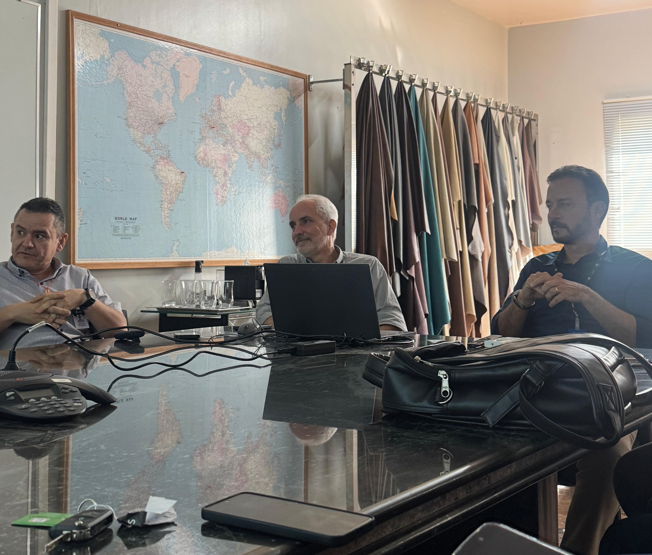 Polo Automotivo: Presidente da Adece visita indústria de couro em Maracanaú