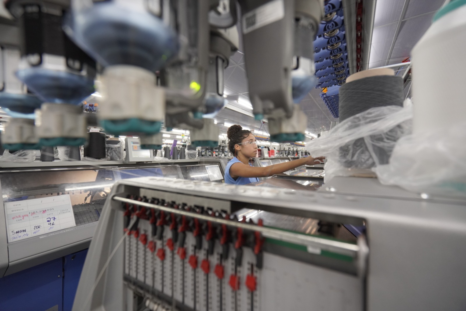 Ceará lidera crescimento industrial no Nordeste e registra alta de 2,9% em setembro