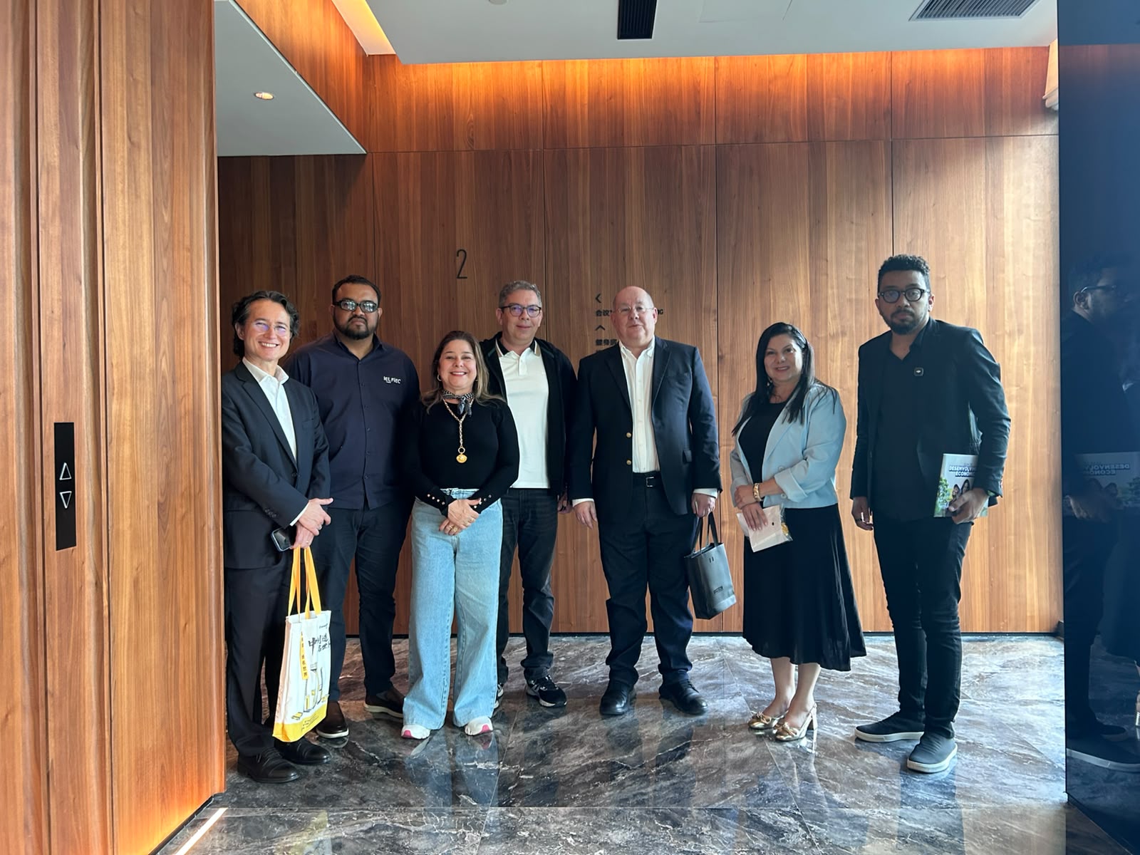 Adece participa de encontro com cônsul-geral do Brasil em Xangai durante missão empresarial à China